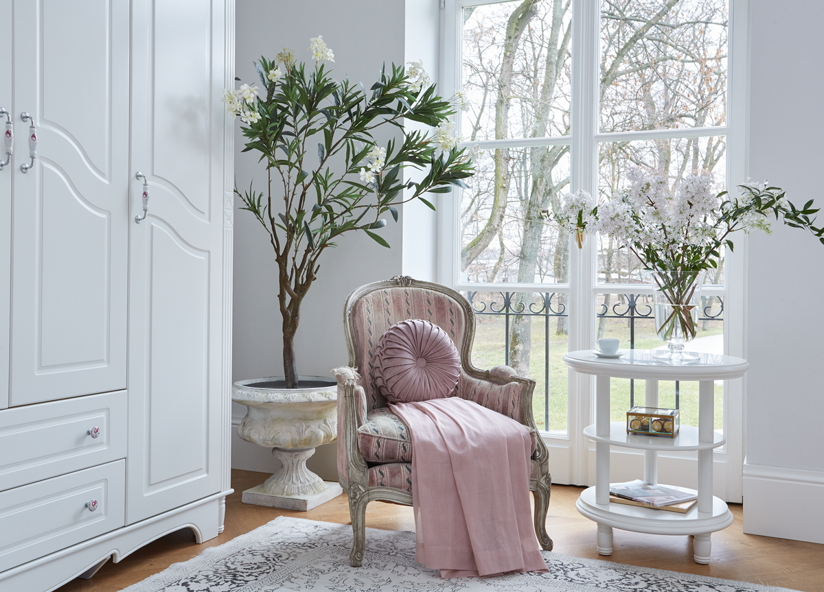 stylowy biały stolik